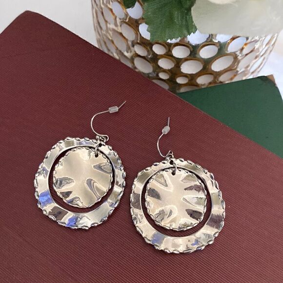 Silver Tone Hammered Drop Dangle Earring’s - Picture 3 of 4